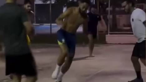Das hat schon was von "FIFA Street Football" - Matheus Cunha, Neuzugang von Manchester United, nutzt in seiner Heimat Brasilien die Sommerpause und kickt auf einem Beton-Kleinfeld mit Freunden.