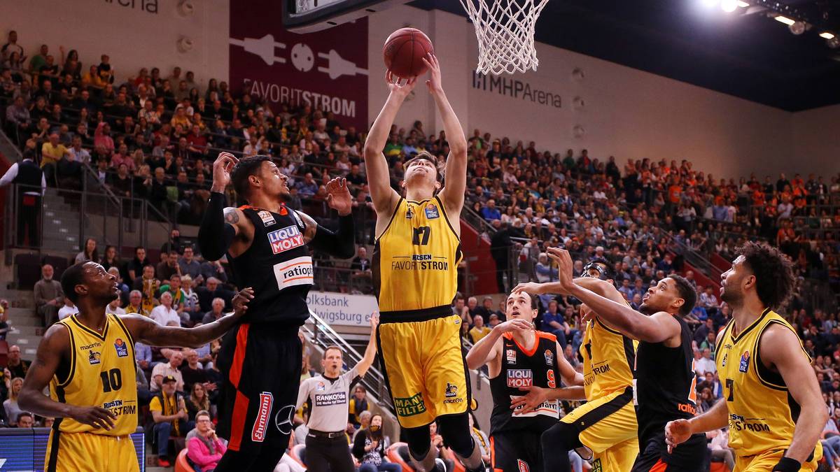PLATZ 6: MHP RIESEN LUDWIGSBURG - Die Barockstädter ergatterten den letzten Playoff-Platz und bekommen es jetzt im schwäbischen Duell mit Spitzenreiter ratiopharm Ulm zu tun. Gleich zweimal konnten die Ludwigsburger den Spitzenreiter schlagen - einmal im Pokal - und haben sich den Ruf als "Angstgegner" erarbeitet