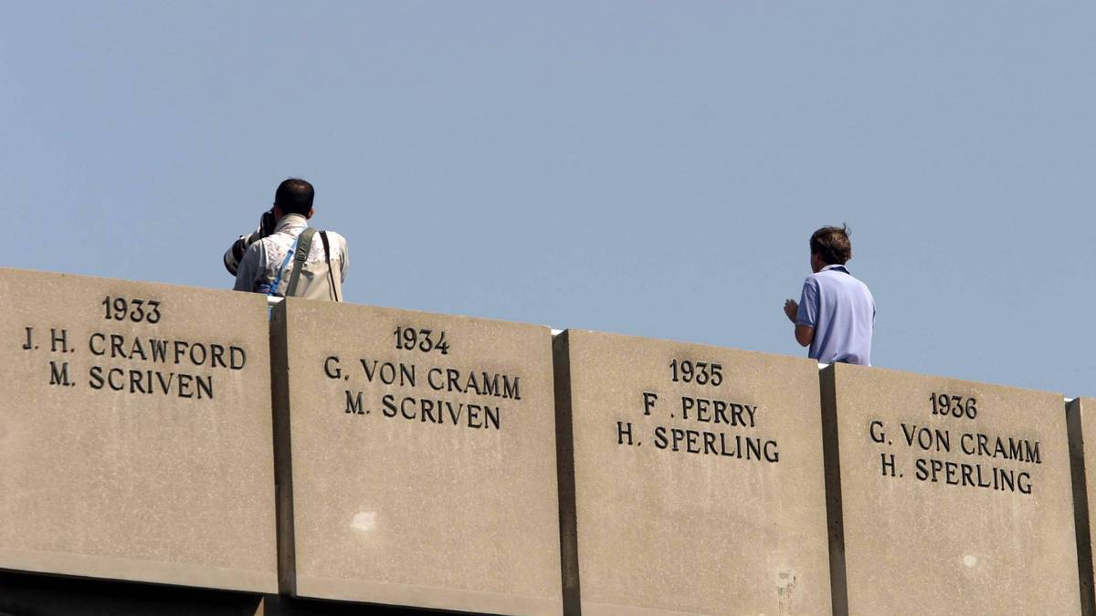 Gottfried von Cramm - French Open 1934 und 1936: Der "Tennis-Baron" brach sein Studium ab und wurde zum Spitzenspieler. 1934 gewann er die Internationalen Meisterschaften von Paris und war hinter Fred Perry und Jack Crawford die Nummer drei. Zwei Jahre später holte er den zweiten Sieg in Frankreichs Hauptstadt. Seine Karriere beendete er erst mit 44 Jahren