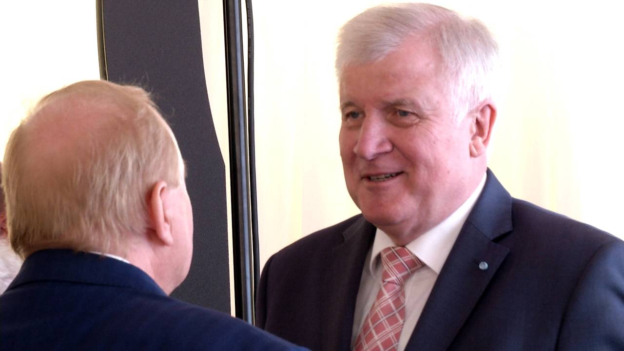Seehofer erwartet bald wieder Zuschauer im Stadion