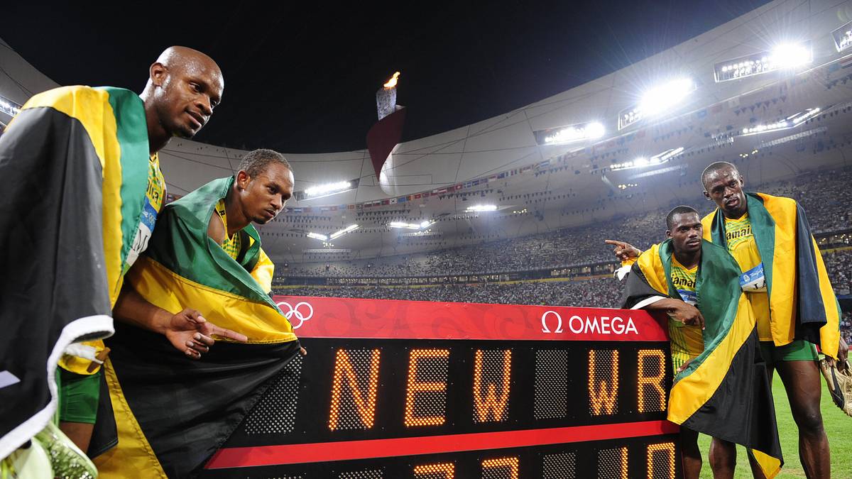 Im Vogelnest von Peking stellte Bolt sogar noch einen dritten Weltrekord auf: Auch mit der 4x100-m-Staffel Jamaikas stürmte er an der Seite von Nesta Carter, Michael Frater und Asafa Powell in einer zuvor noch nie erreichten Zeit zu Olympia-Gold
