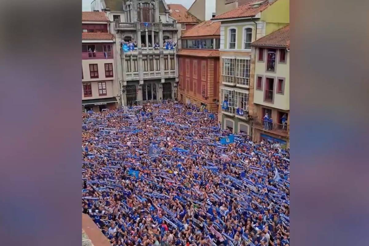 Real Oviedo gelingt nach 24 Jahren die Rückkehr ins spanische Oberhaus. Tausende Fans sind im wahrsten Sinne aus dem Häuschen.