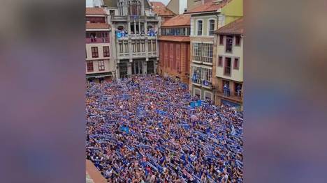 Real Oviedo gelingt nach 24 Jahren die Rückkehr ins spanische Oberhaus. Tausende Fans sind im wahrsten Sinne aus dem Häuschen.