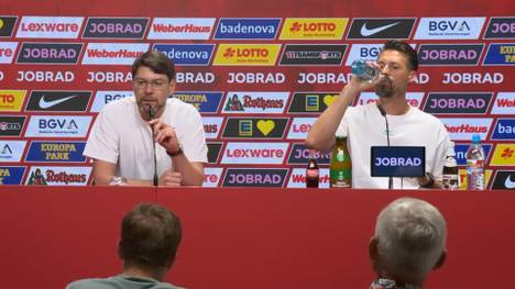 Die Bundesliga-Premiere als Cheftrainer hat Sandro Wagner offenbar ein paar Reserven gekostet, die er zu Beginn der Pressekonferenz mit einer Flasche Wasser auffüllen musste.