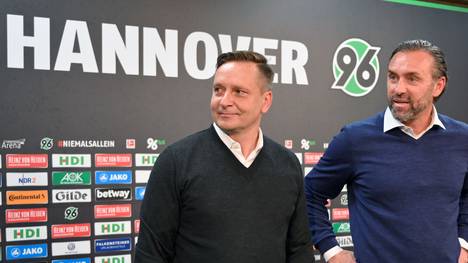 Hannover 96: Thomas Doll trauert Manager Horst Heldt nach- Ex-Manager Horst Heldt (links) zusammen mit Trainer Thomas Doll 