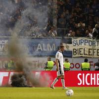 Das Relegationshinspiel zwischen Arminia Bielefeld und dem SV Wehen-Wiesbaden wird unterbrochen, weil die Arminia-Fans für einen Eklat sorgen. Sie attackieren das eigene Team.