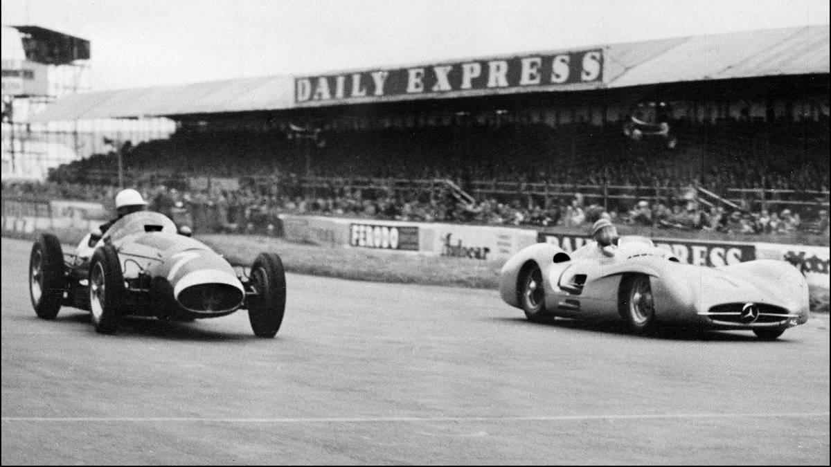 STERNFAHRER: Am 4. Juli 1954 steigt Mercedes in die Formel 1 ein und feiert beim Debüt in Frankreich gleich einen Doppelsieg durch den Argentinier Fangio und den Gießener Karl Kling. Das Werksteam unter dem legendären Motorsportdirektor Alfred Neubauer... 