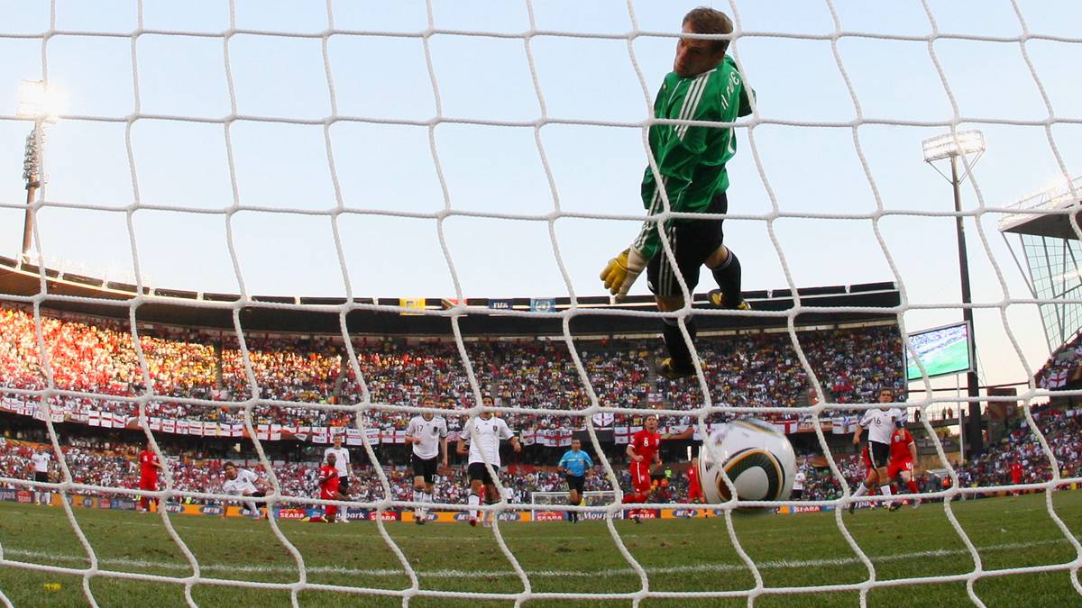 Bei der WM 2010 trifft Lampard im Achtelfinale gegen Deutschland - obwohl der Ball von der Latte klar hinter die Linie prallt, wird der Treffer nicht gegeben. Ausgleichende Gerechtigkeit für das Wembley-Tor? Deutschland siegt 4:1 und wirft England raus. Lampard verpasst die EM 2012 verletzt, fliegt mit den "Three Lions" bei der WM 2014 in der Vorrunde raus und beendet im August seine Nationalmannschaftskarriere