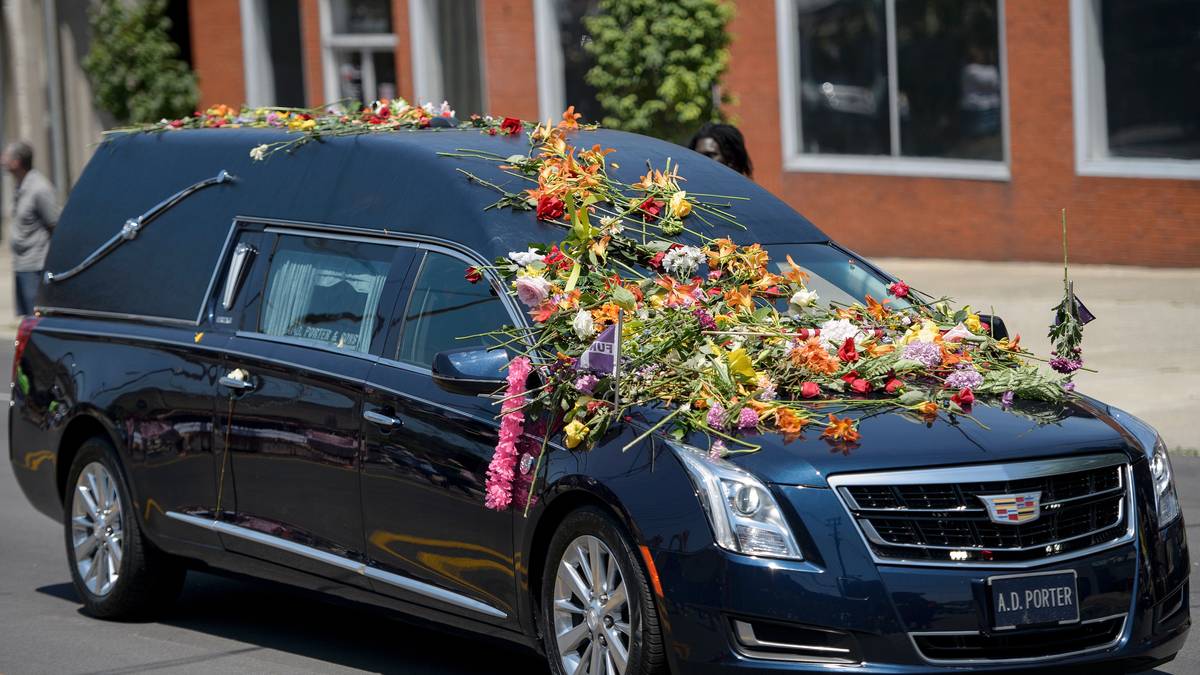 Auch wenn der Fahrer des Leichenwagens mit der Sicht zu kämpfen hat