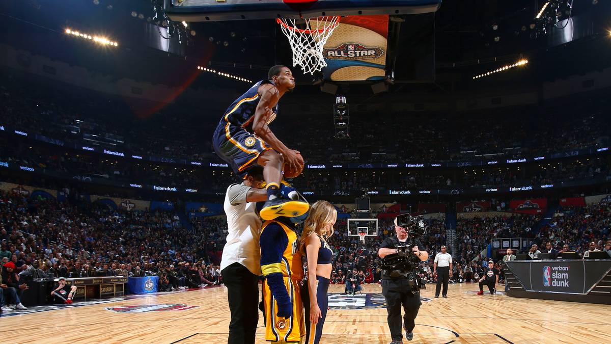 Von der rechten Seite kommend schnappt sich Robinson III den Ball von George und zeigt einen spektakulären Reverse Dunk