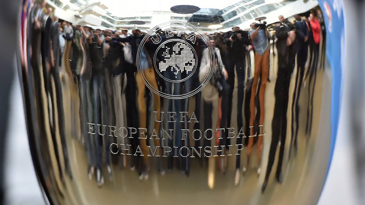 42: Der EM-Pokal ist 42 Zentimeter hoch und wiegt zehn Kilogramm. Er besteht zu 92 Prozent aus Silber, der Rest ist Kupfer. Kosten: 15.400 Euro