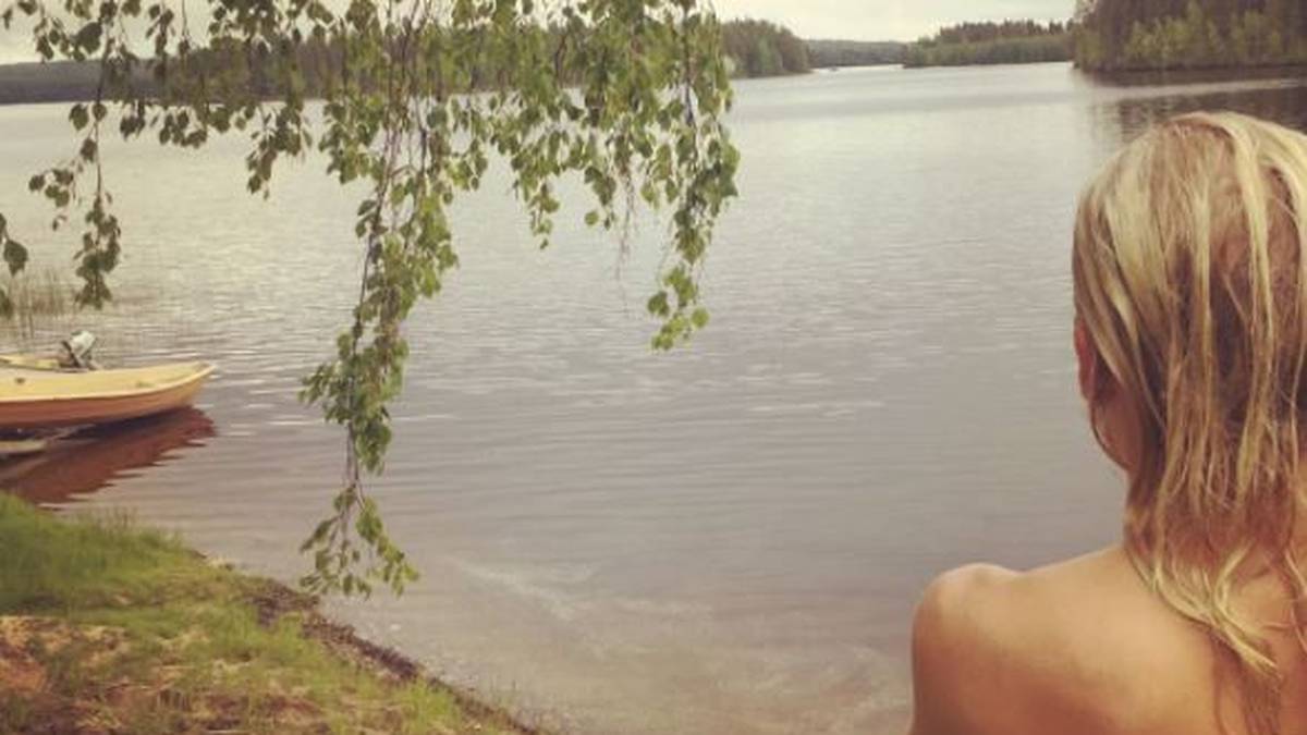 Ihre Landsfrau, die Biathlon-Ikone Kaisa Mäkäräinen, genießt die freie Zeit entspannt am See