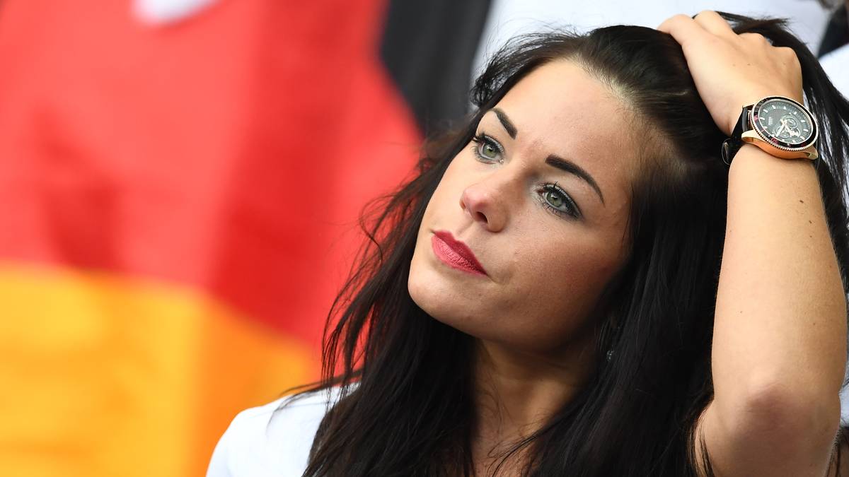 Die deutschen Schönheiten müssen ebenfalls sich nicht verstecken, auch wenn diese Dame erst auf den zweiten Blick als Deutschland-Fan auszumachen ist