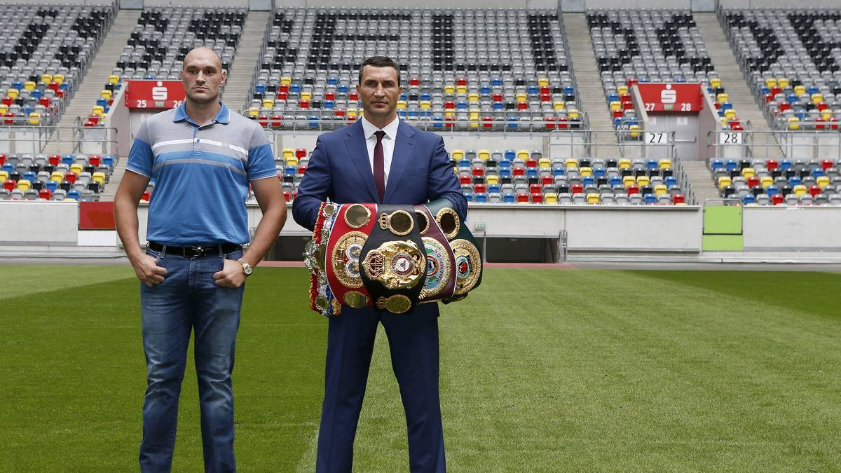 RANG 18 - Klitschko vs. Fury, 55.000 Zuschauer: Wladimir Klitschko taucht das erste Mal auf dem 18. Platz auf. Bei seiner Niederlage gegen Tyson Fury (l.) vor eineinhalb Jahren waren 55.000 Boxfans in der Esprit Arena in Düsseldorf zu Gast