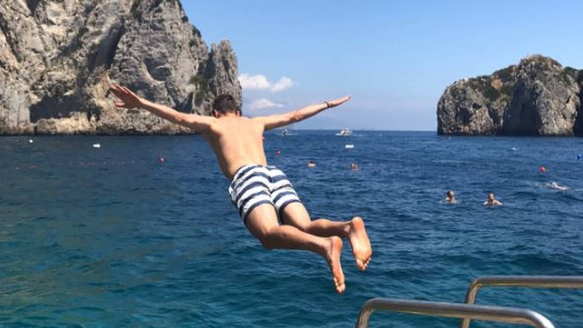 Auch Daniel Caligiuri lässt es sich gut gehen. Er genießt seine Zeit in Faraglioni und das Mittelmeerwasser
