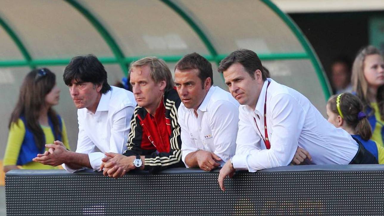 Oliver Bierhoff mit Hansi Flick, Hans Dieter Hermann und Joachim Löw ( von rechts nach links) bei der WM-Vorbereitung im Jahr 2010