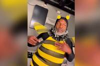 Ex-Box-Weltmeister Mike Tyson ist sonst für seine harten Schläge bekannt, nun überrascht der 55-Jährige im flotten Bienen-Kostüm.