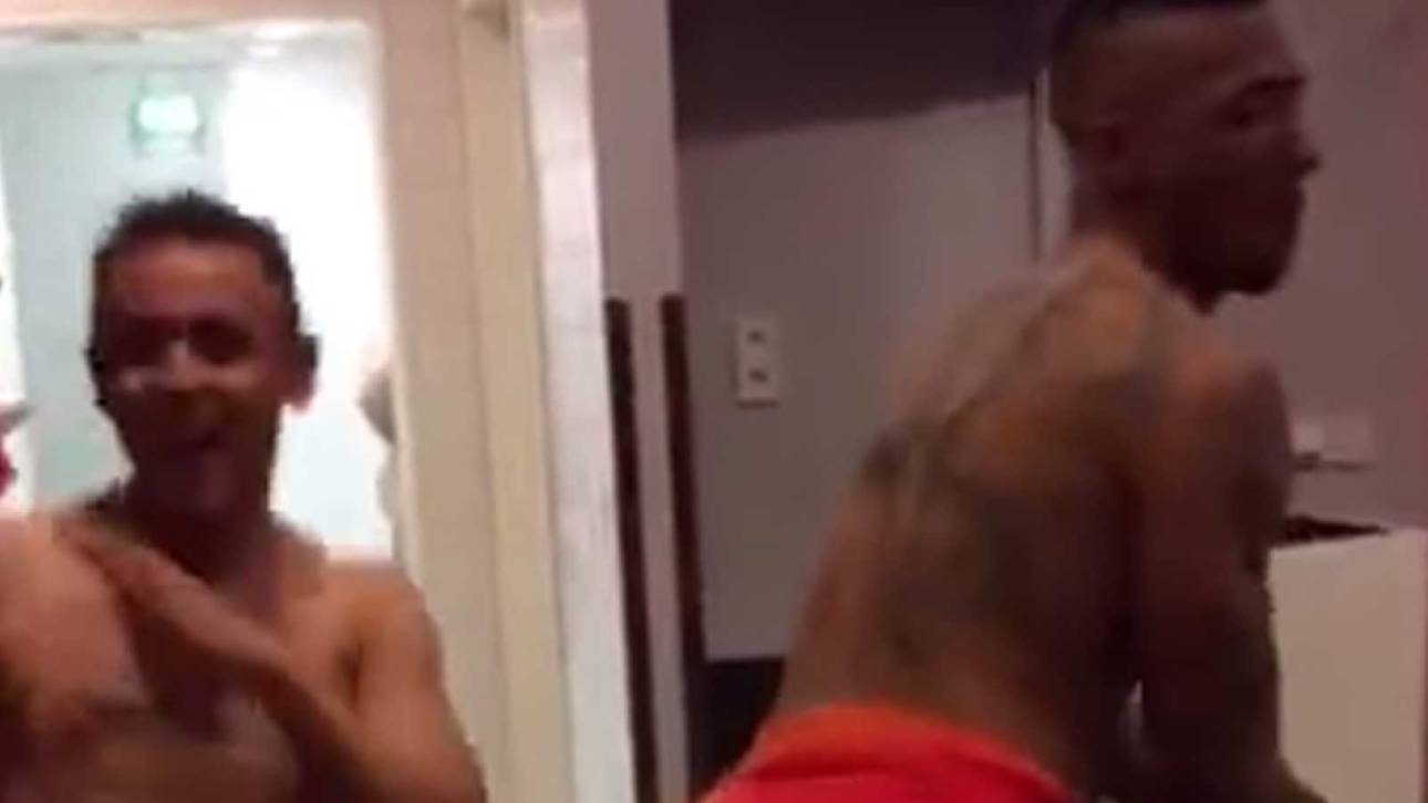 Bayern-Stars feiern mit Kabinen-Tanz