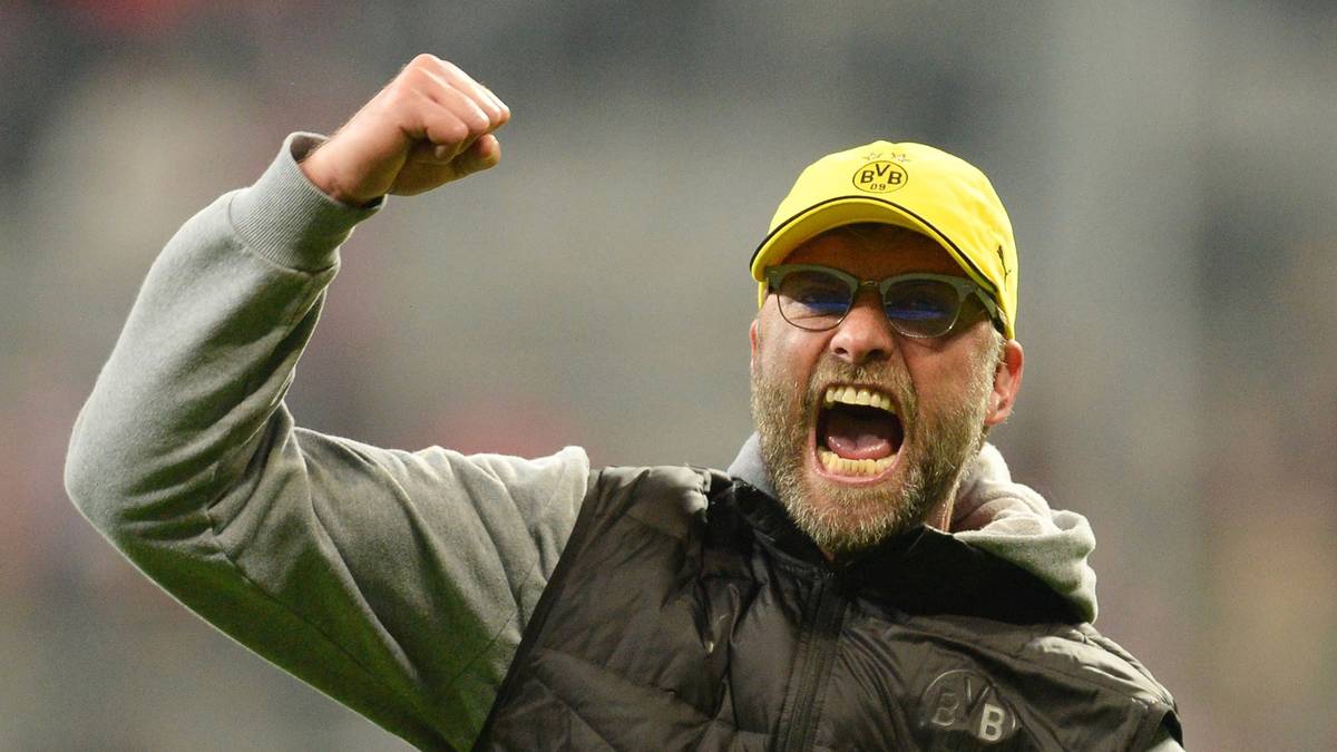 Sehr zur Freude von Jürgen Klopp. Der am Saisonende scheidende Coach feiert seinen letzten Erfolg mit Dortmund: den Einzug ins Pokalfinale. Dort verliert der BVB gegen Wolfsburg.
