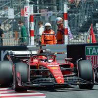 Die verkorkste Saison für Charles Leclerc geht weiter. Nach dem Qualifying in Monaco sprechen die Rennkommissare eine Strafe gegen den Ferrari-Piloten aus.