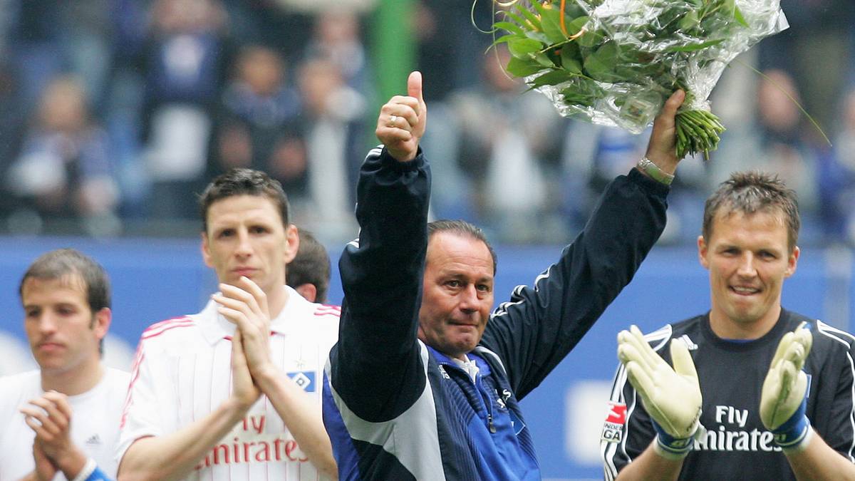 Doch zum Ende der Saison 2007/2008 verkündet Stevens seinen Abschied. Er möchte zurück in die Niederlande ziehen, um sich mehr um seine erkrankte Ehefrau zu kümmern. Immerhin verabschiedet er sich mit dem Einzug in den UEFA-Cup