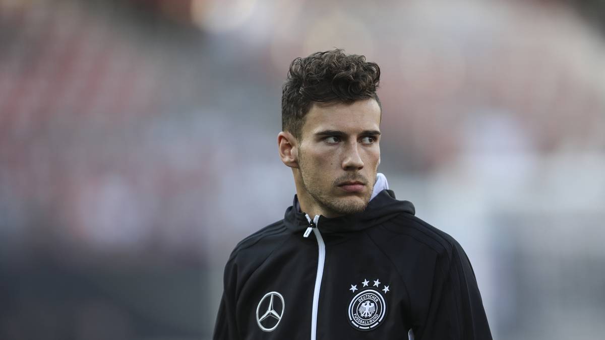 LEON GORETZKA: Der 22-Jährige würde Schalke gerne verlassen. Angeblich soll er vom FC Arsenal und Juventus Turin umworben sein: Der Berater des Mittelfeldmanns hat indes dem FC Bayern einen Besuch abgestattet. Überzeugt Goretzka im Nationaltrikot, wird die Personalie bis Ende August nochmal ganz heiß werden