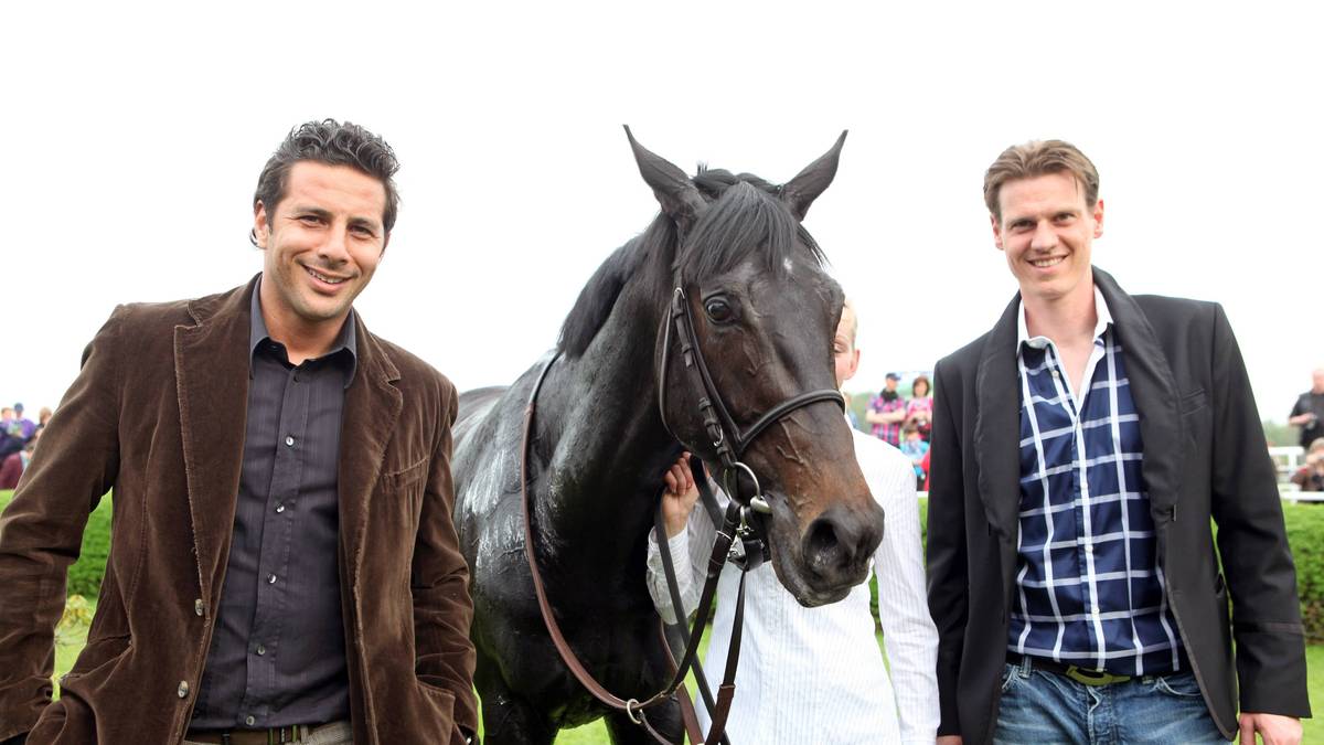 Abseits des Rasens interessiert sich Pizarro für Pferderennen. Mit seinem früheren Teamkollegen Tim Borowski gehört ihm das Rennpferd "Black Arrow". Bevor er sich aber voll und ganz seinem Hobby widmet, hat er auf dem Fußballplatz noch viel vor