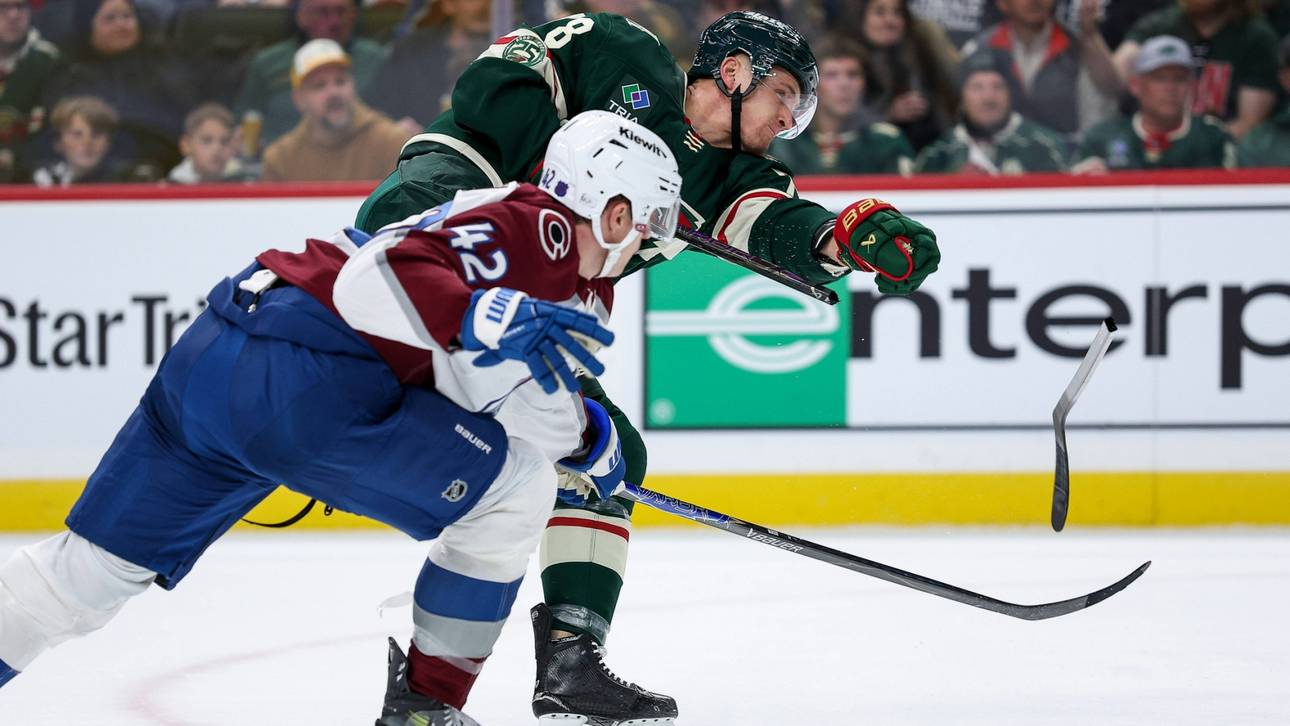 Nico Sturm (hinten) bleibt mit Minnesota erfolgreich