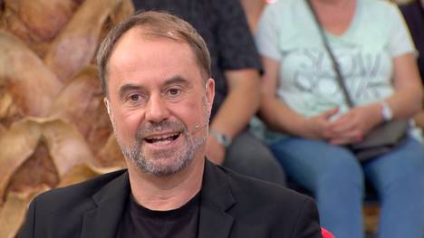 Nach der knappen Partie des FC Augsburg gegen den FC Bayern steht die Verteidigung der Münchener in der Kritik. Besonders Sacha Boey kassierte scharfe Worte von Fußball-Experten Christian Falk.