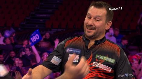 In der ersten Runde des Darts World Grand Prix zeigt Ross Smith eine starke Leistung und bezwingt "The Ferret" Jonny Clayton, Sieger des Darts World Grand Prix 2021.
