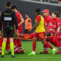 Roma-Star Evan Ndicka bricht während einer Serie-A-Partie zusammen. Das Spiel in Udine wird abgebrochen, es gibt aber leichte Entwarnung.