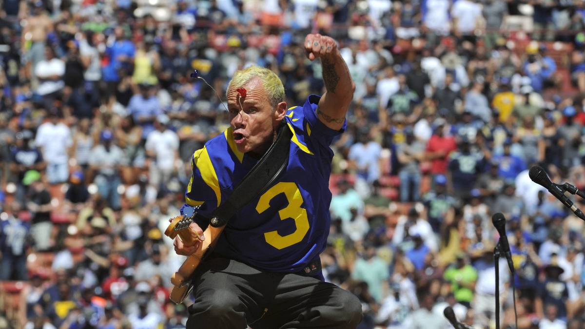 FLEA: Hier braucht man nicht lange zu überlegen, für wen Flea sein könnte. Wer doch einen Tipp braucht: Er ist Bassist der Red Hot Chili Peppers, die mit "Californication" einen ihrer größten Hits hatten. Natürlich ist er Rams-Fan 