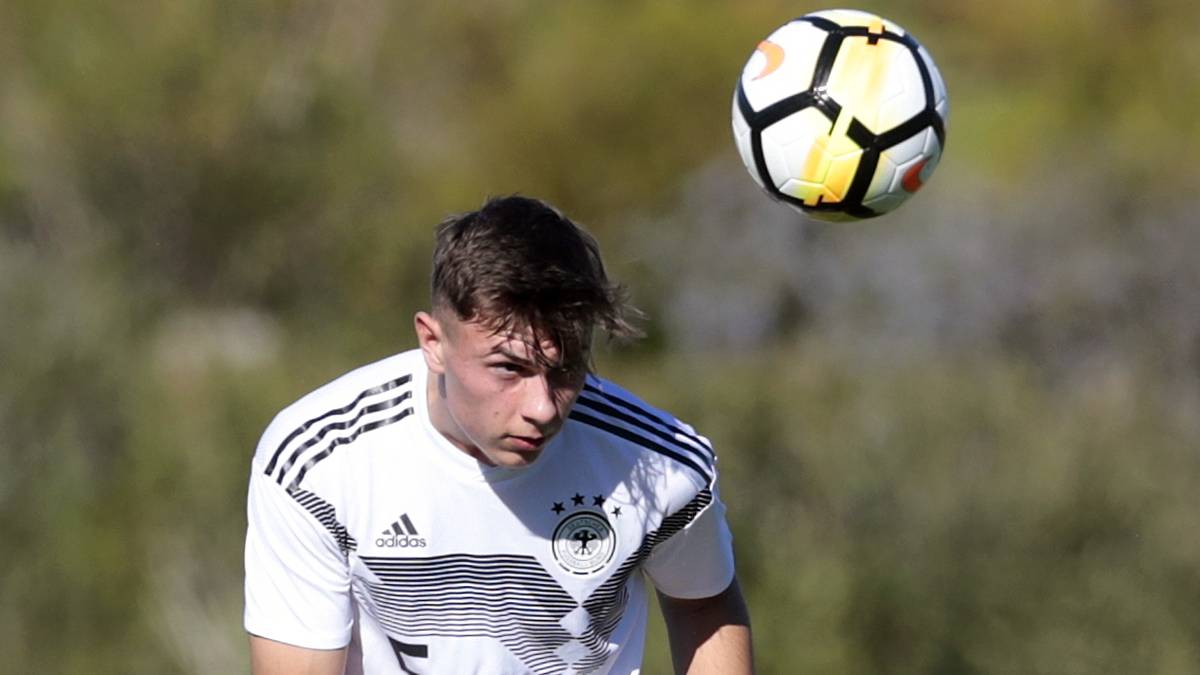 ADRIEN KOUDELKA (FC AUGSBURG) - INNENVERTEIDIGER: Dardais Partner war gegen  Italien der Augsburger mit tschechischen Wurzeln, der in der U15 und U16 noch für Tschechien spielte. 2017 holte ihn der FCA aus der Jugend von Unterhaching