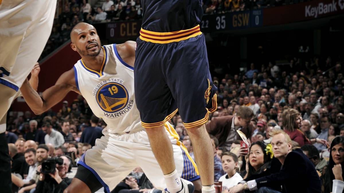 MATTHEW DELLAVEDOVA: Wenn du von Lebron James höchstpersönlich als härtester Spieler des Teams gelobt wirst, sagt das etwas aus. Der giftige Australier gibt immer Vollgas und hat seine Nische als Ersatzspielmacher der Cavs gefunden. In gewisser Weise ist er Currys böser Zwilling. Auch "Delly" kämpft sich gegen viele Widerstände in die NBA. Er ist der Bad Boy, der Chicagos Taj Gibson und Atlantas Al Horford entnervte und zumindest bei Kyle Korver eine Verletzung in Kauf nahm. Zudem hat er auch einen vernünftigen Dreier. Remis (5:4)