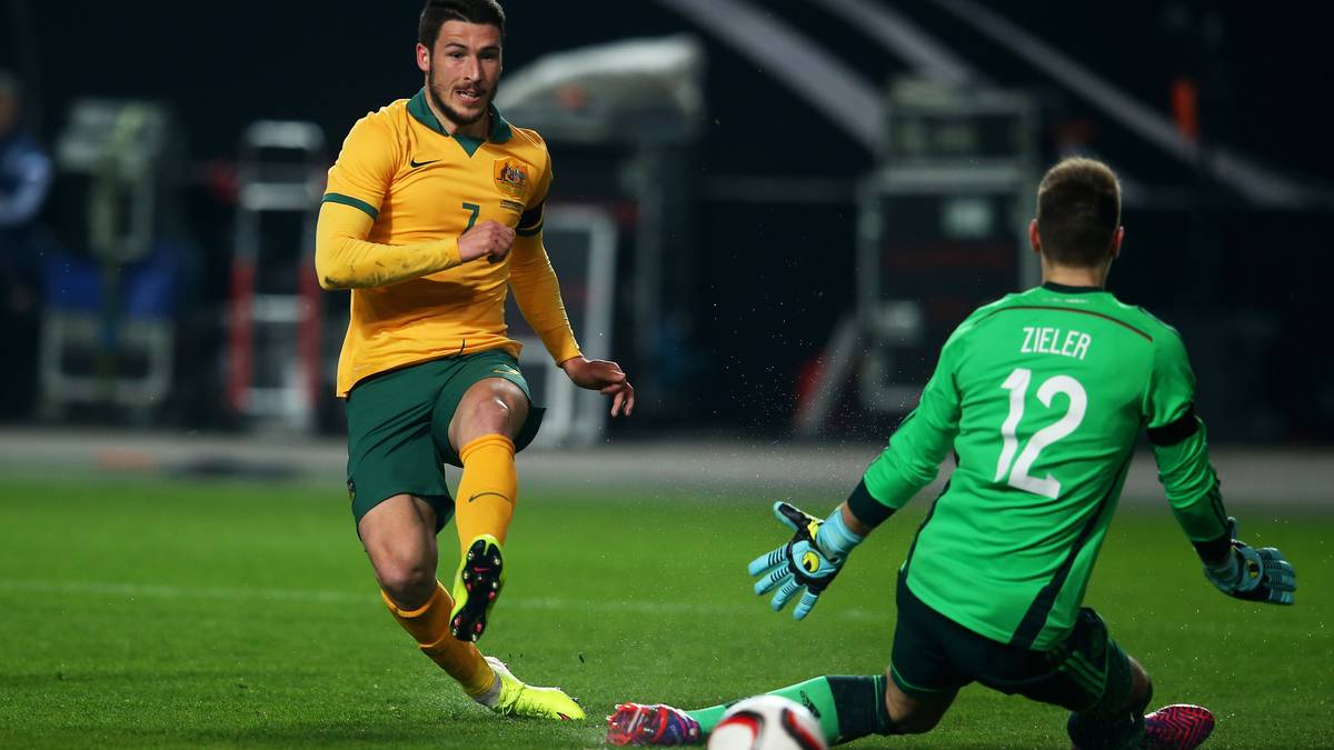 Dann geht es los! Ingolstadts Australier Matthew Leckie nutzt ein Abstimmungsproblem in der neu formierten deutschen Dreierkette und taucht frei vor Torwart Zieler auf. Aber knapp vorbei