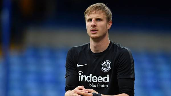Frankfurt's German defender Martin Hinteregger takes part in a training session at Stamford Bridge stadium in London on May 8, 2019, on the eve of their UEFA Europa League second leg semi-final football match against Chelsea. (Photo by Ben STANSALL / AFP)        (Photo credit should read BEN STANSALL/AFP/Getty Images)