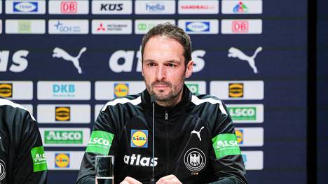 DHB-Manager Benjamin Chatton spricht über die Vorbereitung auf das EM-Halbfinale gegen Kroatien und die Vorteile. die die Mannschaften jeweils auf ihrer Seite haben.