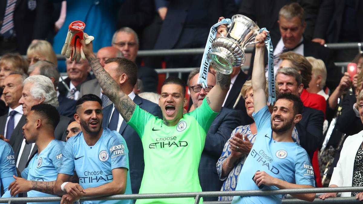 Platz 5 - EDERSON: Der Brasilianer neigt mitunter zum Spektakel, doch seit seinem Wechsel 2017 von Benfica zu Manchester City überzeugt der 25-Jährige auch mit Leistung. An den zwei englischen Meistertiteln seither hat auch Ederson seinen Anteil