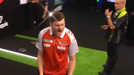 Niko Springer sorgt beim Grand Slam of Darts für den nächsten Coup! Der Deutsche beweist Nerven aus Stahl gegen Michael van Gerwen und zieht ins Achtelfinale ein.