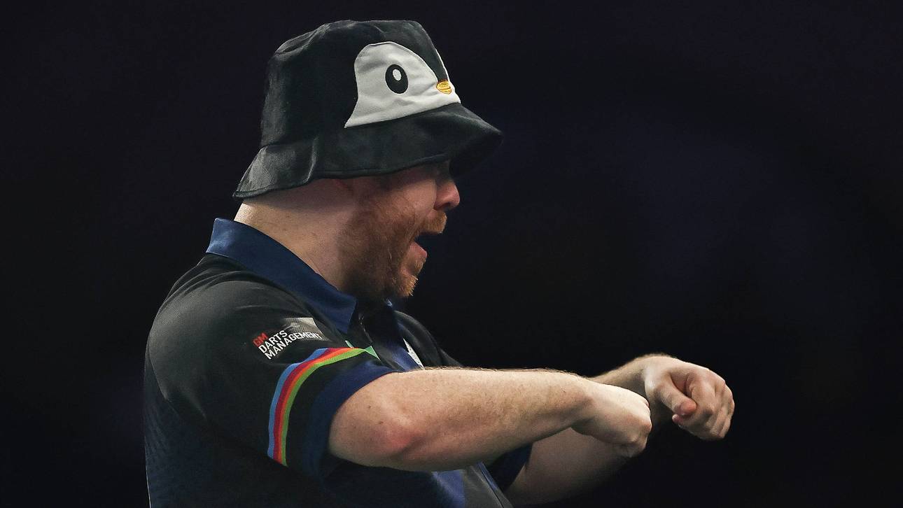 Der Mann unter dem Pinguin-Fischerhut