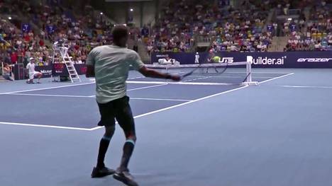 Gael Monfils packt beim Ultimate Tennis Showdown in Frankfurt ganz tief in die Trickkiste. Sein Sensationsschlag sorgt bei Gegner Andrey Rublev für Fassungslosigkeit - und lässt Fans wie Kommentatoren staunend zurück.