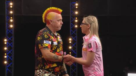 Weltmeister Peter Wright schlägt bei der World Series of Darts Fallon Sherrock mit 6:4 und zieht damit in die zweite Runde ein.