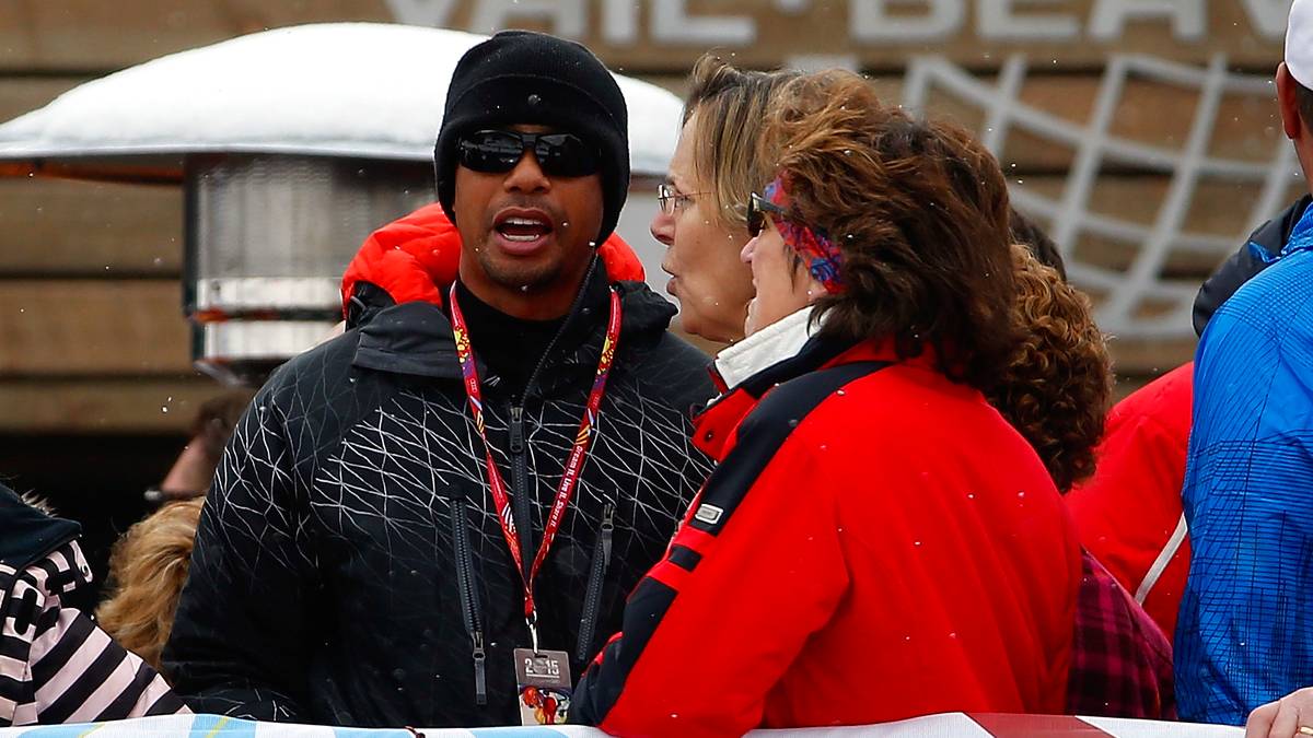 Da hilft die Sonnenbrille nichts. Auch Tiger Woods ist beim Super-G der Damen am Rande der Piste zu entdecken. Der Golfstar drückt seiner Freundin Lindsey Vonn die Daumen. Die Zuschauer müssen sich aber zunächst gedulden. Aufgrund des starken Windes wird der Start des Super-Gs verschoben