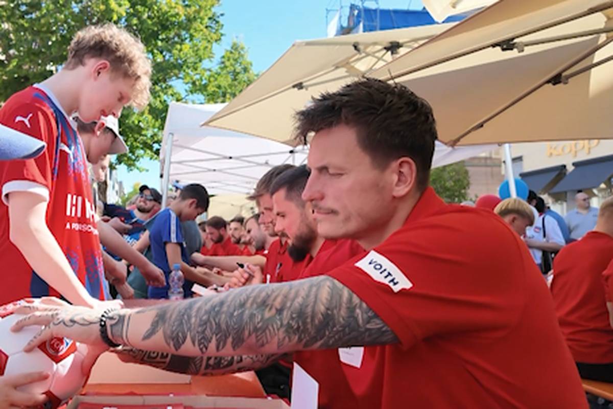Die Degradierung von Kevin Müller beim 1. FC Heidenheim sorgt bei den Fans für Unmut - kein Wunder, dass der Keeper Thema Nummer eins beim FCH-Fan-Fest ist. 