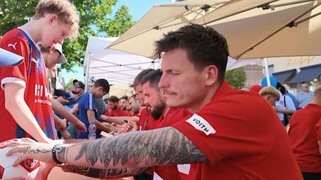 Die Degradierung von Kevin Müller beim 1. FC Heidenheim sorgt bei den Fans für Unmut - kein Wunder, dass der Keeper Thema Nummer eins beim FCH-Fan-Fest ist. 