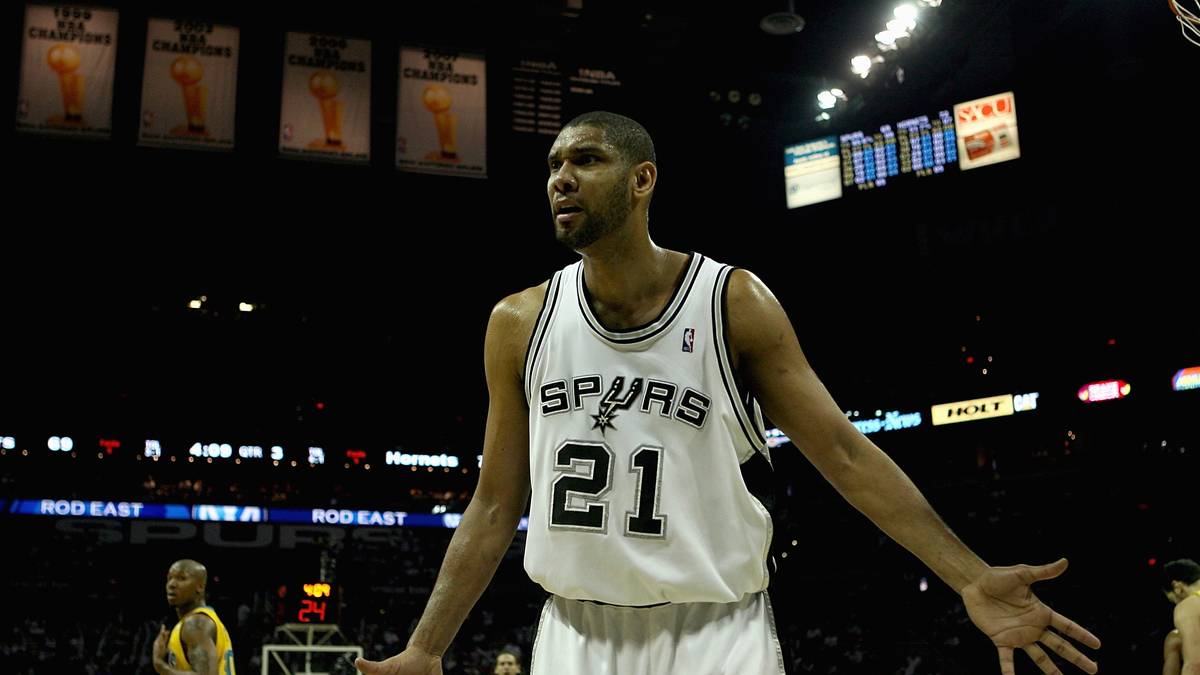 19 JAHRE: Tim Duncan - San Antonio Spurs (1997 - 2016): Der ehemalige Big Man der Spurs wurde fünfmal NBA-Champion und zweimal als MVP und dreimal als Finals-MVP geehrt. Duncan erzielte insgesamt 26.226 Punkte und steht damit auf Position vierzehn der ewigen NBA-Rangliste, mit 840 Double-Doubles belegt er sogar Platz eins in der NBA-Geschichte