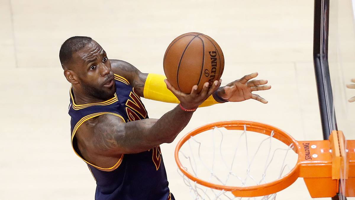 In den NBA-Finals gegen Stephen Curry und seine Golden State Warriors (alle Spiele LIVE auf SPORT1 US) jagt der "King" seinen dritten Titel in der besten Basketballliga der Welt. In der Kategorie der berühmtesten Sportler hat Curry keine Chance gegen den "Auserwählten". LeBron ist seit seinem Debüt 2003 einer der besten,  bekanntesten, populärsten und kontroversesten Basketballer aller Zeiten