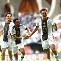 Deutschland triumphiert erstmals seit 2009 bei der U17-Europameisterschaft. Die Entscheidung im Endspiel fällt erst im Elfmeterschießen, dabei wird ein Schalker zum entscheidenden Mann. Auch Bundestrainer Hansi Flick meldet sich im Anschluss zu Wort.