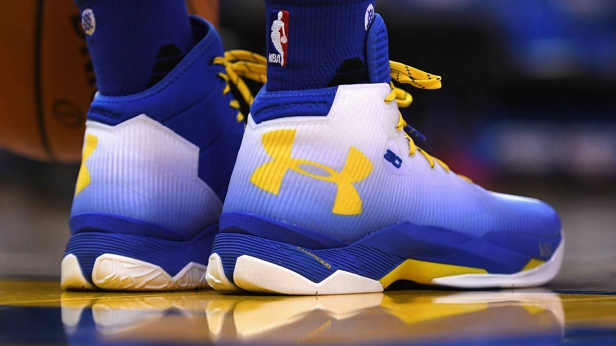 Hochgerechnet 160 Millionen Dollar sollen durch die Verkäufe von Currys Signatur-Schuhen in die Kassen gespült worden sein. Damit ist Curry auch hier die Nummer eins - gefolgt von LeBron James, dessen Schuhe etwa 150 Millionen einbrachten