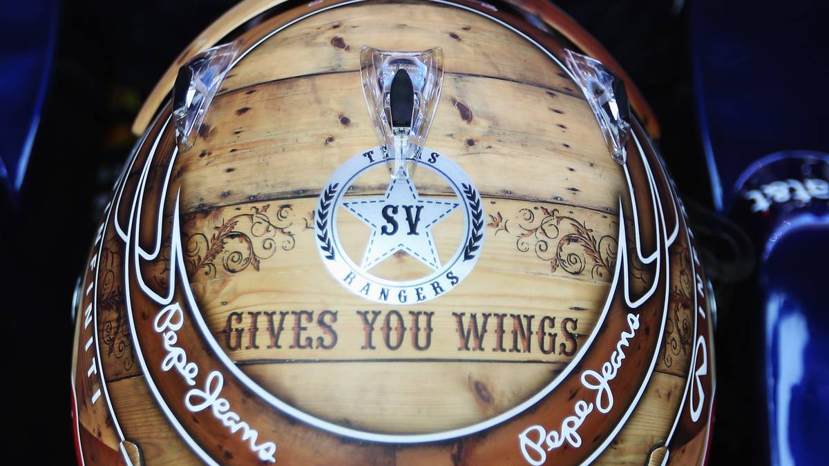 Sebastian Vettel (2012, GP der USA): Wie Hamilton ist auch Sebastian Vettel für seine außergewöhnlichen Helmdesigns bekannt und gerät damit 2012 gleich zwei Mal ins Visier der FIA. Beim Rennen in den USA lackiert ihm Designer Jens Munser den Slogan "Gives your Wings" auf die Oberseite. Weil die Deckel aber werbefrei bleiben müssen, muss Vettel den Schriftzug abkleben